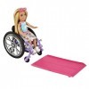 Barbie Poupée Barbie Chelsea et Son Fauteuil Roulant, Blonde, avec Jupe, Lunettes de Soleil, Rampe d’accès et Feuille d’Autoc