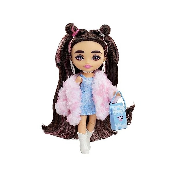 Barbie Mini Poupée Extra brune avec robe en jean, manteau en fausse fourrure, mini-poupée, vêtements et accessoires, Jouet En