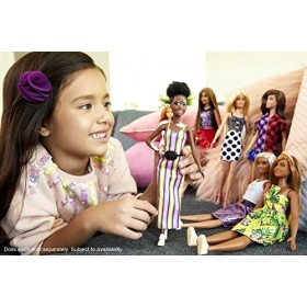 Barbie Fashionistas poupée mannequin 135 avec vitiligo et cheveux bruns frisés, portant une robe longue rayée, jouet pour en