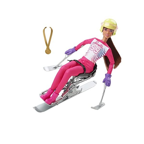 Barbie Poupée de Ski Alpin 30,5 cm avec Chemise, Pantalon, Casque, Gants, bâton, Ski Assis et trophée, Excellent Cadeau pou