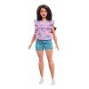 Barbie Fashionistas poupée mannequin 78 brune avec haut rose fleuri et short turquoise à motifs, jouet pour enfant, FJF43