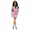 Barbie Fashionistas N°209, Poupée Mannequin Cheveux Noirs avec Robe Rose À Motif Écossais, Serre-Tête Nacré Et Sandales À Tal