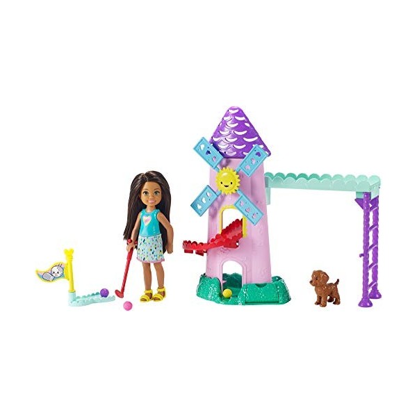 Barbie Famille Coffret Mini-Golf avec mini-poupée Chelsea, moulin à vent qui tourne vraiment, figurine chien et accessoires, 