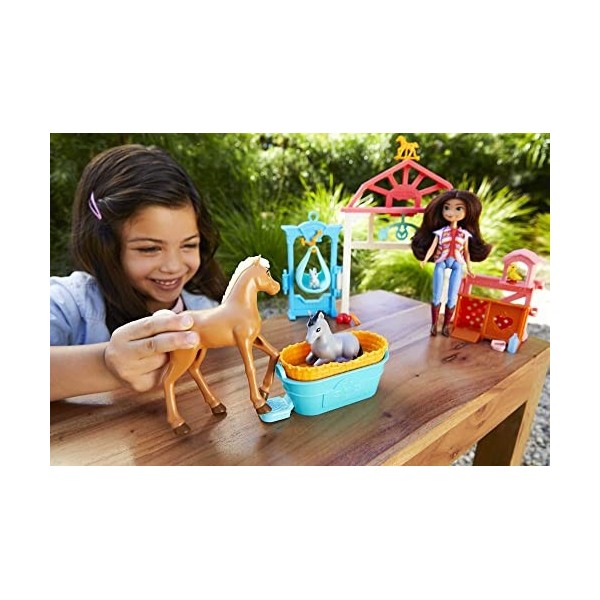 Spirit lindomptable Coffret Nurserie avec poupée Lucky 18 cm, 4 figurines d’animaux, et accessoires, jouet pour enfant, HCH3