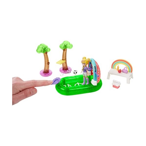 Polly Pocket Pack de Football avec poupée Polly de 7,6 cm, Champ/Piscine, Fonction de Lancement de Balle, Filet Arc-en-Ciel, 