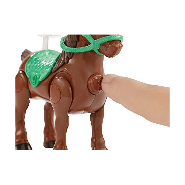 Mini poupée Barbie FHV62 on The Go Brunette et Mini Poney Brun avec Selle Verte