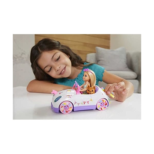 Barbie Famille mini-poupée Chelsea avec voiture décapotable licorne, figurine de chiot, autocollants et accessoires, jouet po