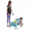 Barbie Famille Coffret ​Heure du Coucher avec poupée Skipper baby-sitter, figurine petite fille brune, un lit et accessoires,