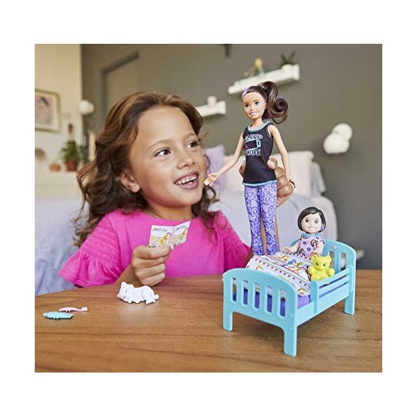 Barbie Famille Coffret ​Heure du Coucher avec poupée Skipper baby-sitter, figurine petite fille brune, un lit et accessoires,