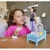 Barbie Famille Coffret ​Heure du Coucher avec poupée Skipper baby-sitter, figurine petite fille brune, un lit et accessoires,