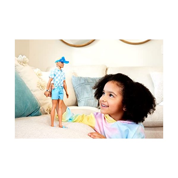 Barbie Plage Poupée Ken Blonde Avec Chemise Bleue Et Short De Bain, Casquette Visière, Serviette Et Accessoires Pour La Plage