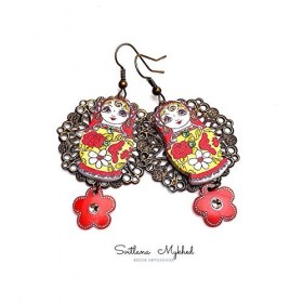 Boucles doreilles style Russian Slave Matriochka Poupée russe en bois Russia Moscou support filigrane. strass. fleur rouge