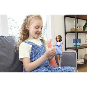 Barbie Fashionistas poupée Mannequin 121 avec prothèse de Jambe, avec Robe Bleue à Motifs Chevrons et Baskets Blanches, Joue