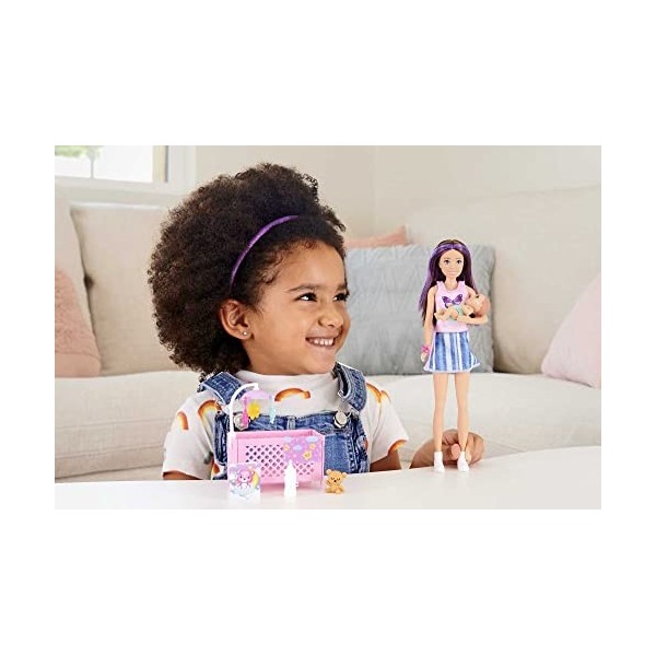 Barbie Coffret Skipper Baby-Sitter berceau avec poupée mannequin, bébé aux yeux endormis, mobilier et accessoires dans le thè