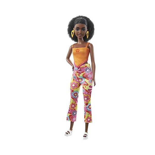 Barbie Poupée Mannequin Fashionistas, Cheveux Noirs bouclés et Petite Silhouette, vêtements et Accessoires de Style Y2K, Joue