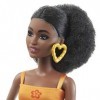 Barbie Poupée Mannequin Fashionistas, Cheveux Noirs bouclés et Petite Silhouette, vêtements et Accessoires de Style Y2K, Joue
