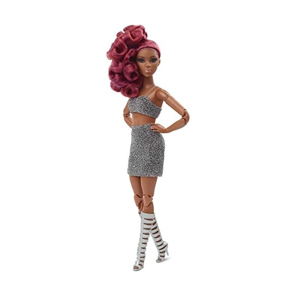 Barbie Signature poupée de collection articulée Looks aux cheveux roux bouclés, vêtue dun crop top pailleté et dune jupe, j