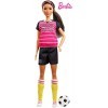 Barbie poupée joueuse de foot brune en maillot, chaussures à crampons, chaussettes de foot et avec ballon de football, jouet 