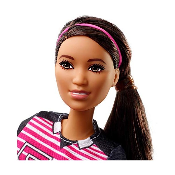 Barbie poupée joueuse de foot brune en maillot, chaussures à crampons, chaussettes de foot et avec ballon de football, jouet 