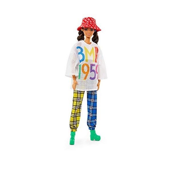Barbie Signature poupée de collection BMR1959 articulée avec un bob, portant un T-shirt en filet et un pantalon de jogging, j