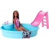 Barbie Mobilier Coffret poupée blonde en maillot de bain et sa piscine, Avec toboggan, Serviette et verres de cocktail, Jouet