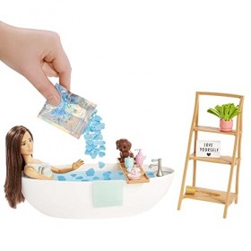 Barbie Coffret Bain Relaxant avec poupée mannequin brune, baignoire, chiot, savon confetti coloré et accessoires, thème soin 