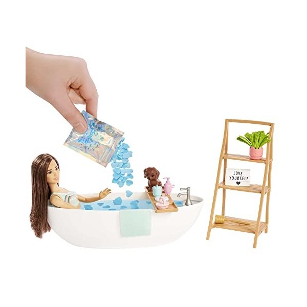 Barbie Coffret Bain Relaxant avec poupée mannequin brune, baignoire, chiot, savon confetti coloré et accessoires, thème soin 