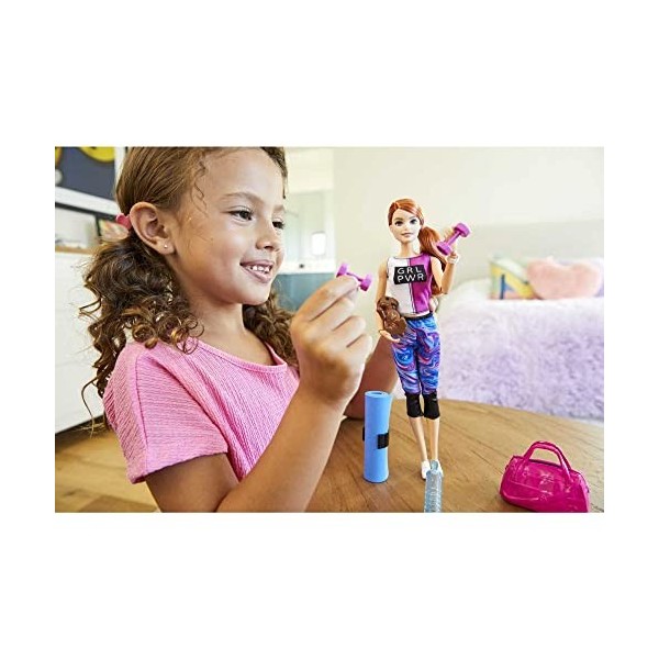 Barbie Bien-être coffret Sport avec poupée rousse, figurine chiot et 9 accessoires, jouet pour enfant, GJG57 - Multicolore