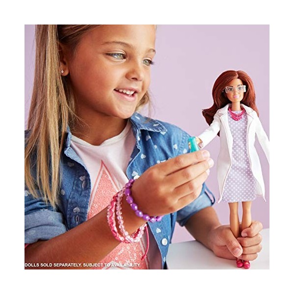 Barbie Métiers poupée scientifique avec robe à pois, blouse blanche, lunettes et accessoires, jouet pour enfant, FJB09