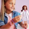 Barbie Métiers poupée scientifique avec robe à pois, blouse blanche, lunettes et accessoires, jouet pour enfant, FJB09