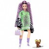 Barbie Poupée Mannequin Extra n° 18 avec Robe en Jersey et Veste Oversize à Carreaux, Très Longs Cheveux, Figurine Chiot et A