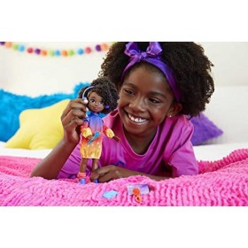 Karmas World HHC99 Poupée chantante avec Accessoires et Disque de Collection, Chante 2 chansons