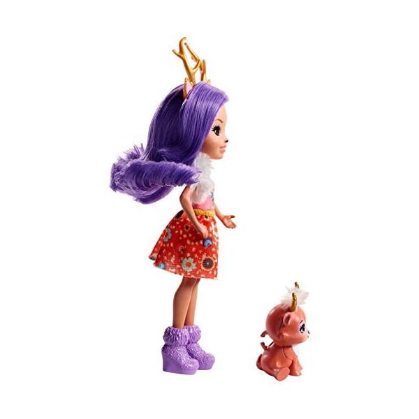 Enchantimals Mini-poupée Danessa Biche et Figurine Animale Sprint, aux cheveux violets avec jupe à motifs en tissu, jouet enf