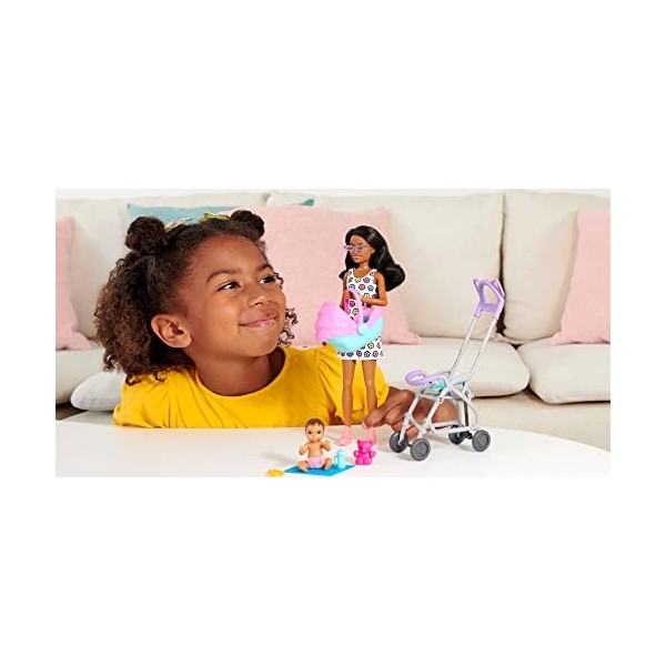Barbie Skipper Babysitters Inc. Ensemble de Jeu avec poupée Babysitter Cheveux Bruns bouclés , Poussette, poupée et 5 Access