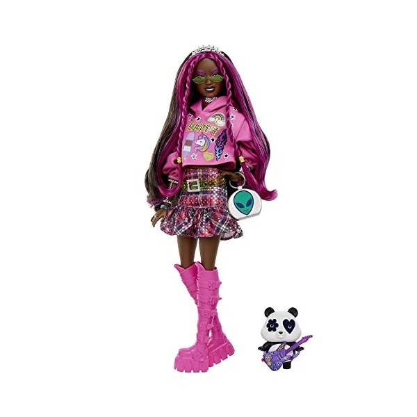 Barbie Extra Poupée avec Panda, vêtements et Accessoires, Cheveux Bruns avec mèches Roses, Sweat à Capuche et Jupe écossaise,