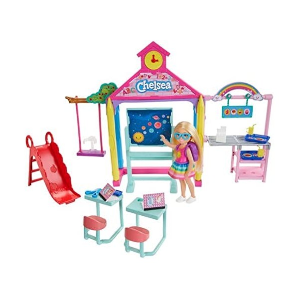 Barbie Famille Coffret Chelsea à lécole, mini-poupée blonde, bureaux, tableau et accessoires, jouet pour enfant, GHV80