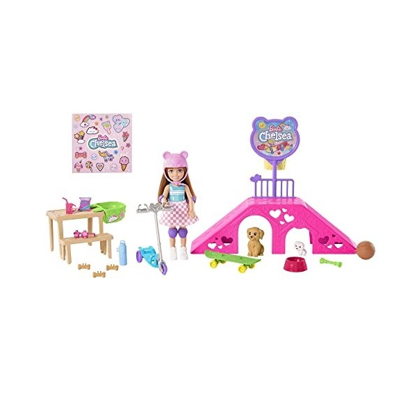 Barbie Coffret Chelsea, poupée et Accessoires, Coffret Skate-Park avec 2 Chiots, Une Rampe de Skate, Une Trottinette, Une Feu