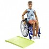 Barbie Poupée Ken Fashionistas brune avec fauteuil roulant et rampe, t-shirt de plage et short orange, vêtements et accessoir