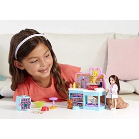Barbie Coffret Chelsea Vétérinaire, poupée Mannequin brune, 4 figurines d’animaux, 18 accessoires de vétérinaire, Jouet Enfan