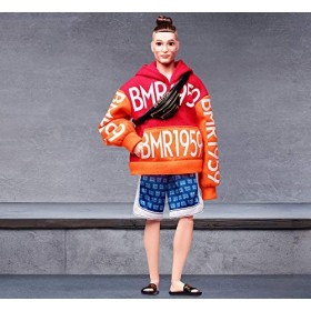 Barbie Signature poupée de collection Ken BMR1959 articulée avec chignon, vêtue dun sweat à capuche et dun short de basket,