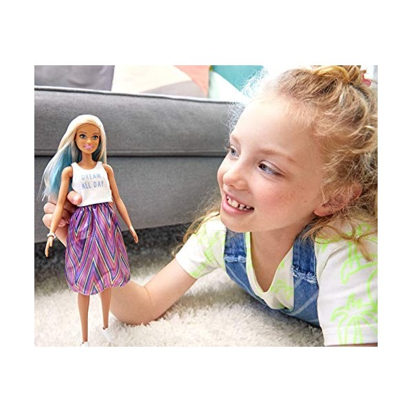 Barbie Fashionistas poupée mannequin 120 aux long cheveux blancs et mèches bleues, débardeur blanc et jupe longue colorée, j