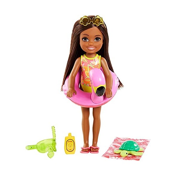 Barbie Famille lAnniversaire Perdu de Chelsea mini-poupée brune et son animal, bouée et accessoires de plage, jouet pour enf