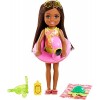 Barbie Famille lAnniversaire Perdu de Chelsea mini-poupée brune et son animal, bouée et accessoires de plage, jouet pour enf