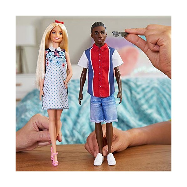 Barbie Fashionistas Kit vêtements Barbie & Ken, 2 tenues pour poupées dont robe, chemise, short et accessoires, jouet pour en