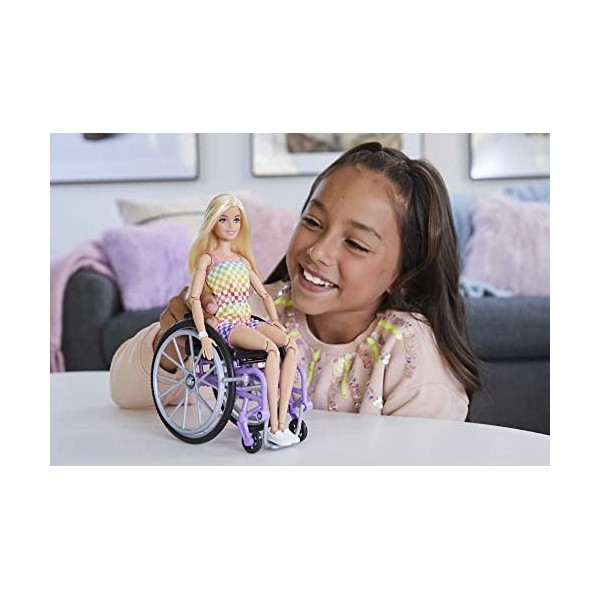 Barbie Poupée Mannequin Fashionistas et Son fauteuil roulant et rampe, Blonde, Combinaison arc-en-ciel, vêtements et accessoi