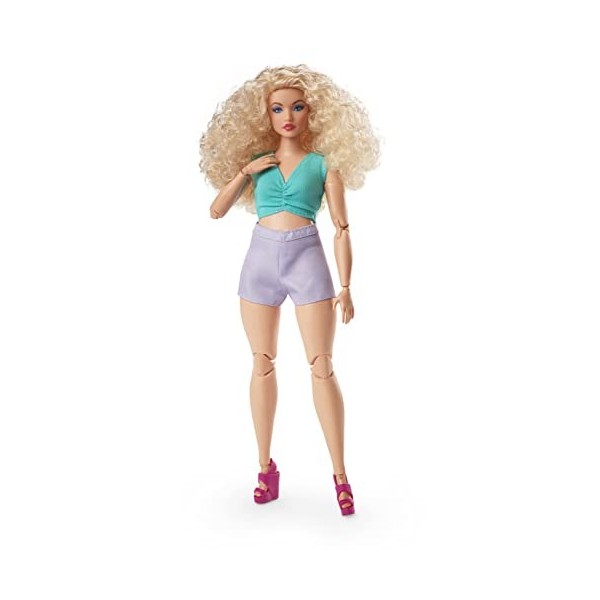 Barbie Looks Poupée Mannequin, cheveux blonds bouclés, morphologie ronde, tenue color block avec découpe à la taille, à colle