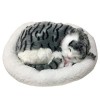 HOHXFYP Chat Endormi sur Un Coussin, Jouet en Peluche pour Chat/Chien avec Tapis, Chat Respirant À Piles sur Coussin, Poupée 