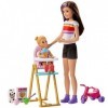 Barbie Famille coffret Heure du Repas poupée Skipper baby-sitter aux cheveux châtains, figurine denfant, chaise et accessoir