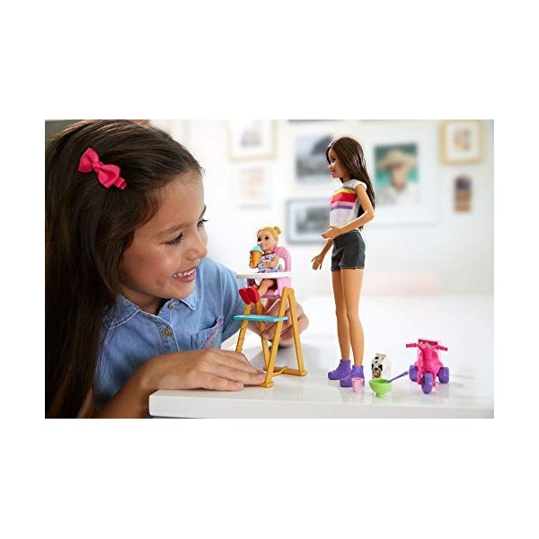 Barbie Famille coffret Heure du Repas poupée Skipper baby-sitter aux cheveux châtains, figurine denfant, chaise et accessoir