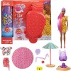 Barbie Color Reveal avec Mousse parfumée, poupée et animal avec 25 éléments mystère dont 19 sachets surprise, Thème Fraise, j